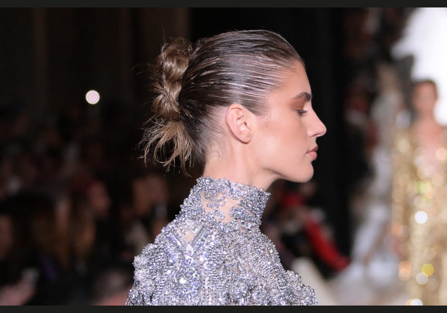 Le chignon sleek d&eacute;structur&eacute; de Zuhair Murad