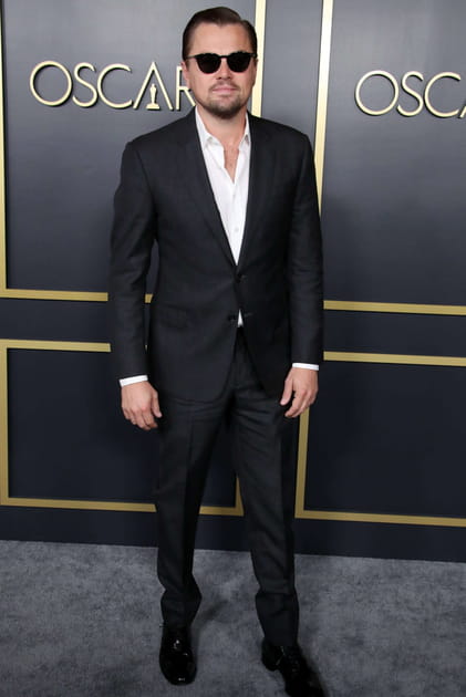 Leonardo DiCaprio en total look noir et lunettes de soleil