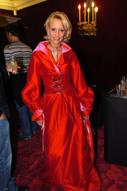 Élodie Gossuin en robe manteau rouge satinée