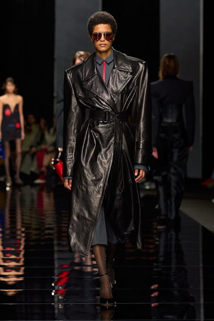 Trench en cuir noir overisze&nbsp;aper&ccedil;u&nbsp;sur le d&eacute;fil&eacute; Sportmax