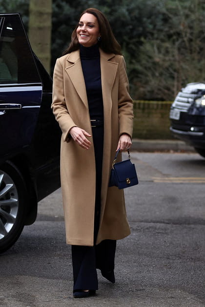 Kate Middleton en manteau en laine camel MAX&Co. et pull marine à col roulé Ralph Lauren