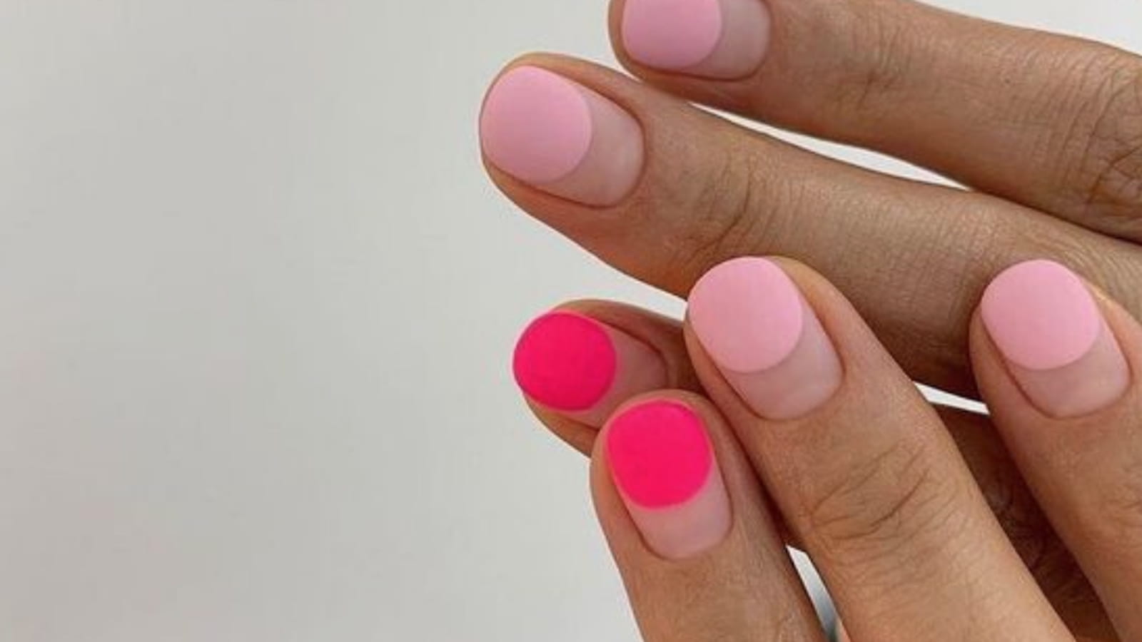 Une manucure rose artistique