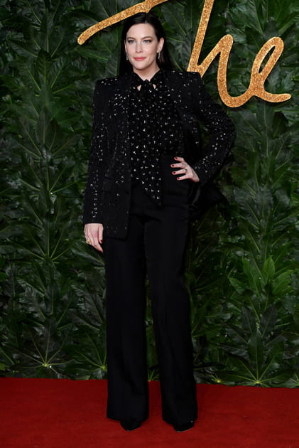 Liv Tyler en costume noire