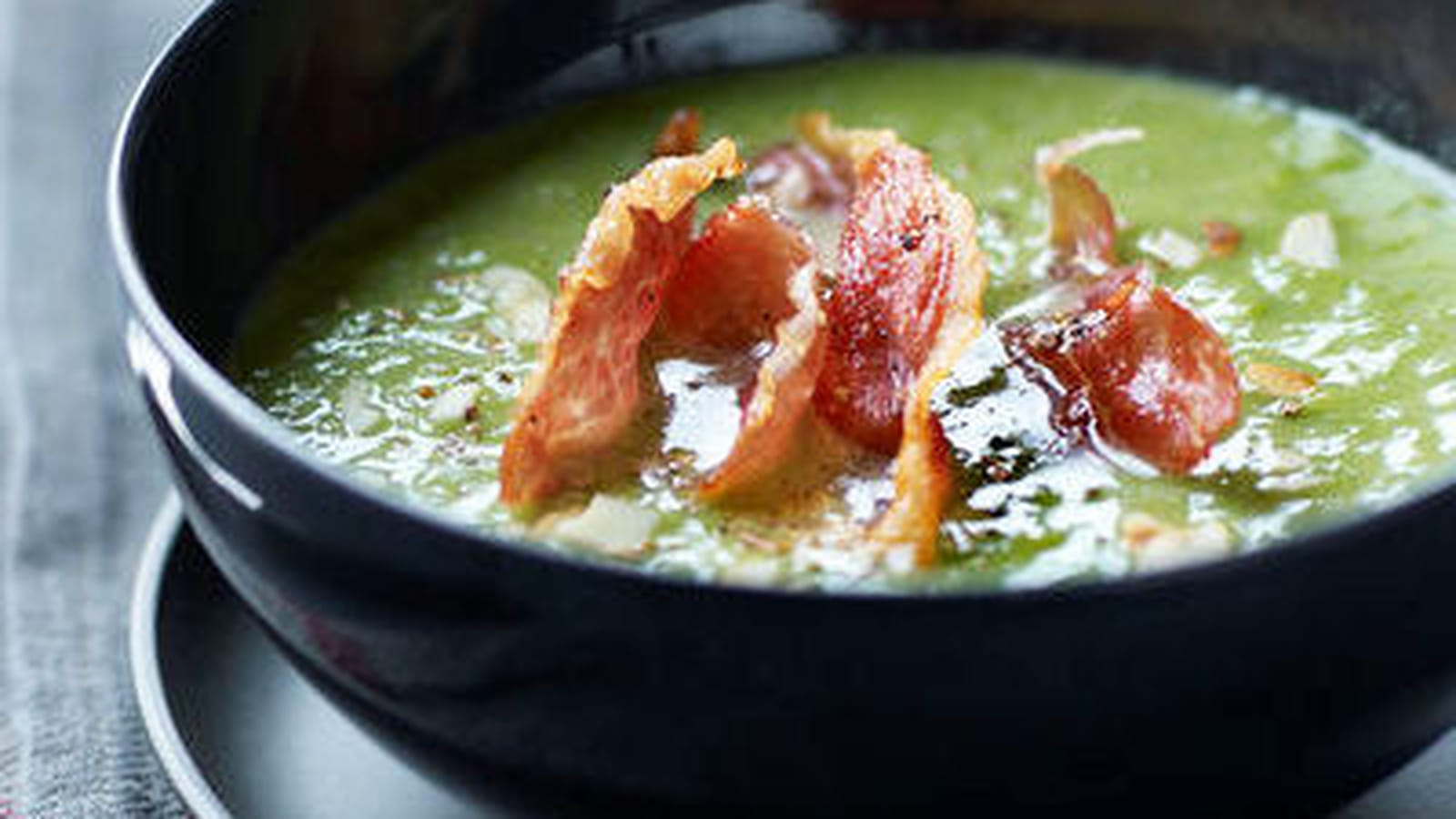 Velouté de petits pois aux amandes et ses chips de Jambon Serrano