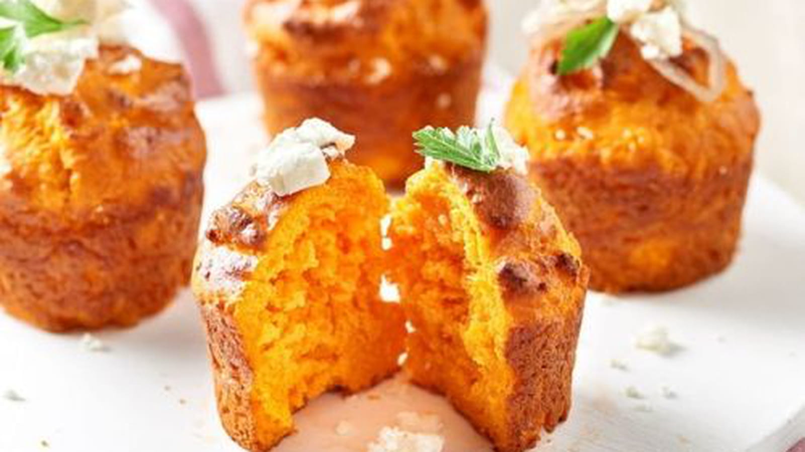 Muffins aux tomates, oignons caramélisés et feta