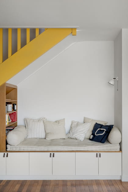Apr&egrave;s&nbsp;: un coin lecture douillet sous l'escalier