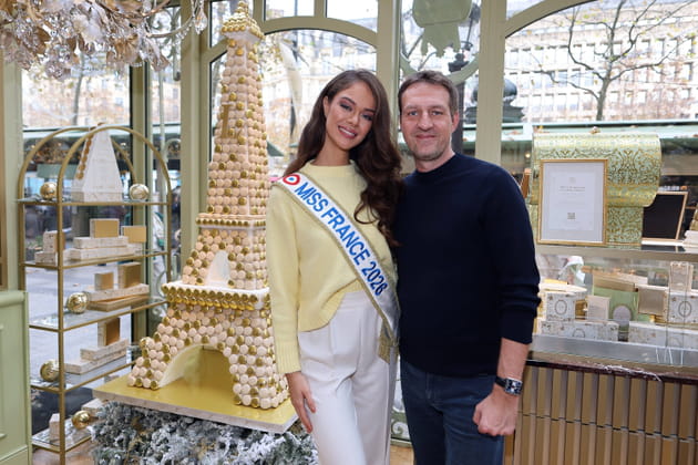 Hinaupoko Devèze pose avec Frédéric Gilbert, président de la Société Miss France