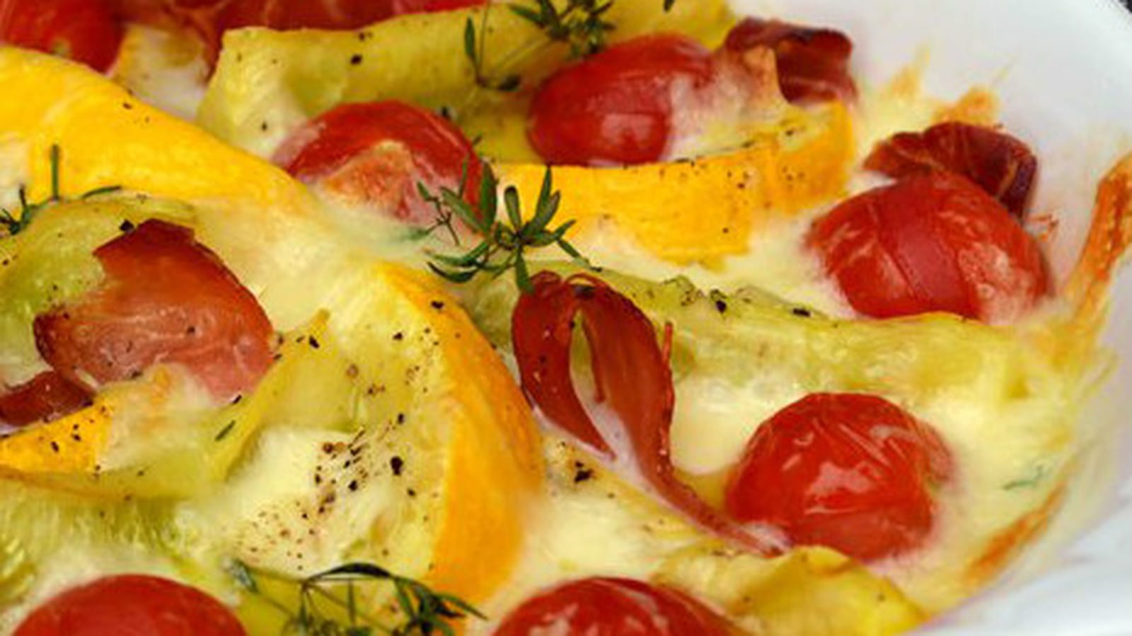 Courgettes rondes et tomates cerise rôties au jambon cru et à la mozzarella