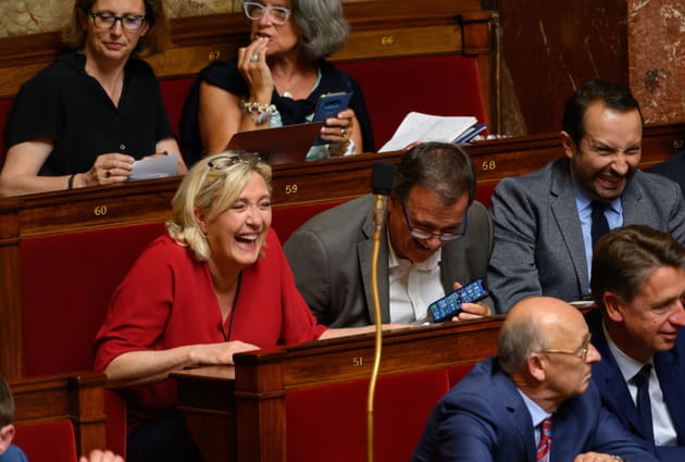 Marine Le Pen, pliée de rire à l'Assemblée Nationale