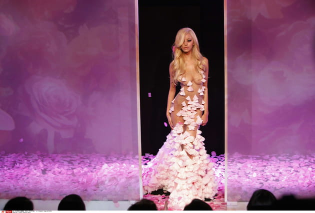 Zahia présente son premier défilé en 2012