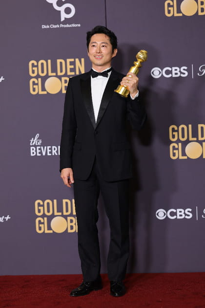 Steven Yeun en costume noir Dior