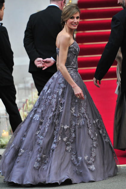 Reine Leizia d'Espagne et sa robe bustier