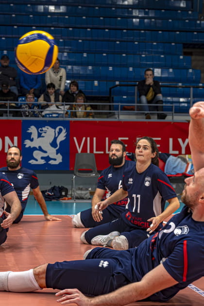 Les athl&egrave;tes qualifi&eacute;es dans l'&eacute;quipe de volleyball assis