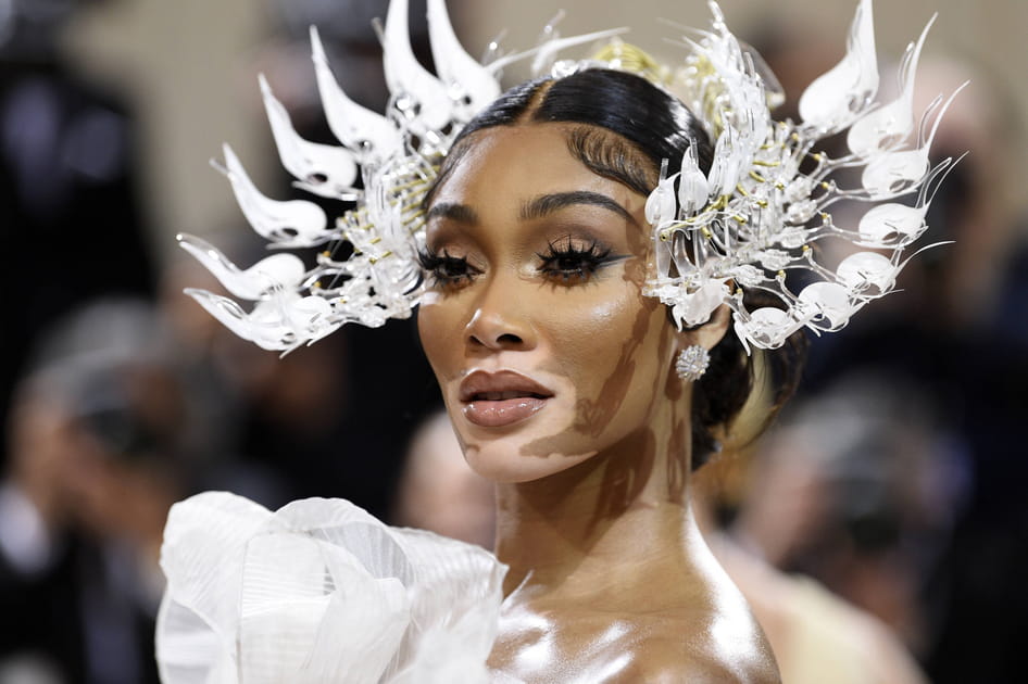 Les faux-cils papillon de Winnie Harlow