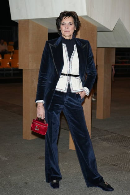 Inès de la Fressange en ensemble de velours et sac à main rouge