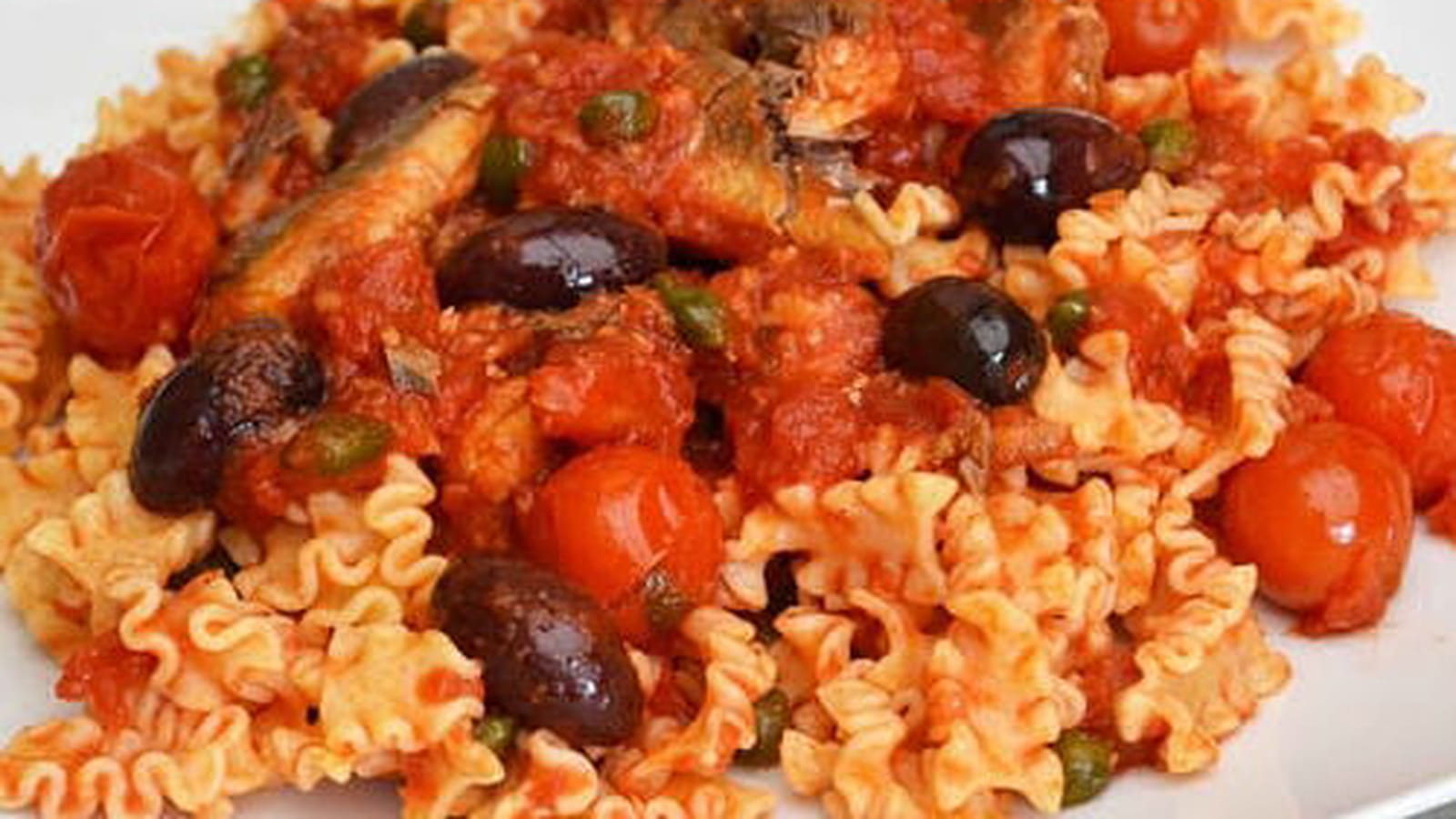 Pâtes "lasagnette" aux sardines portugaises, sauce aux tomates cerise, olives et câpres