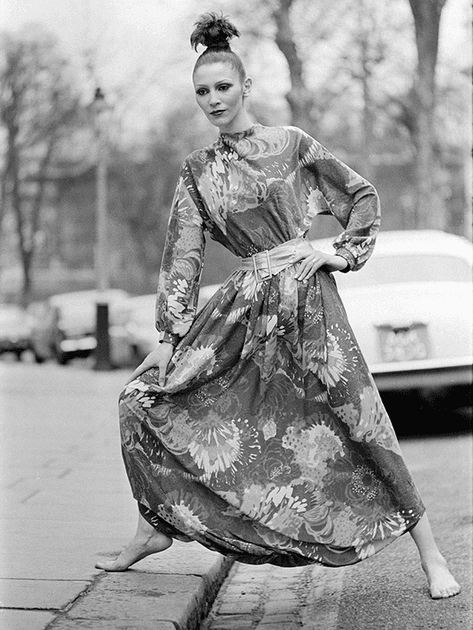 Mannequin pieds nus vêtue d'une robe Pierre Cardin dans les rues de Londres en 1970 
