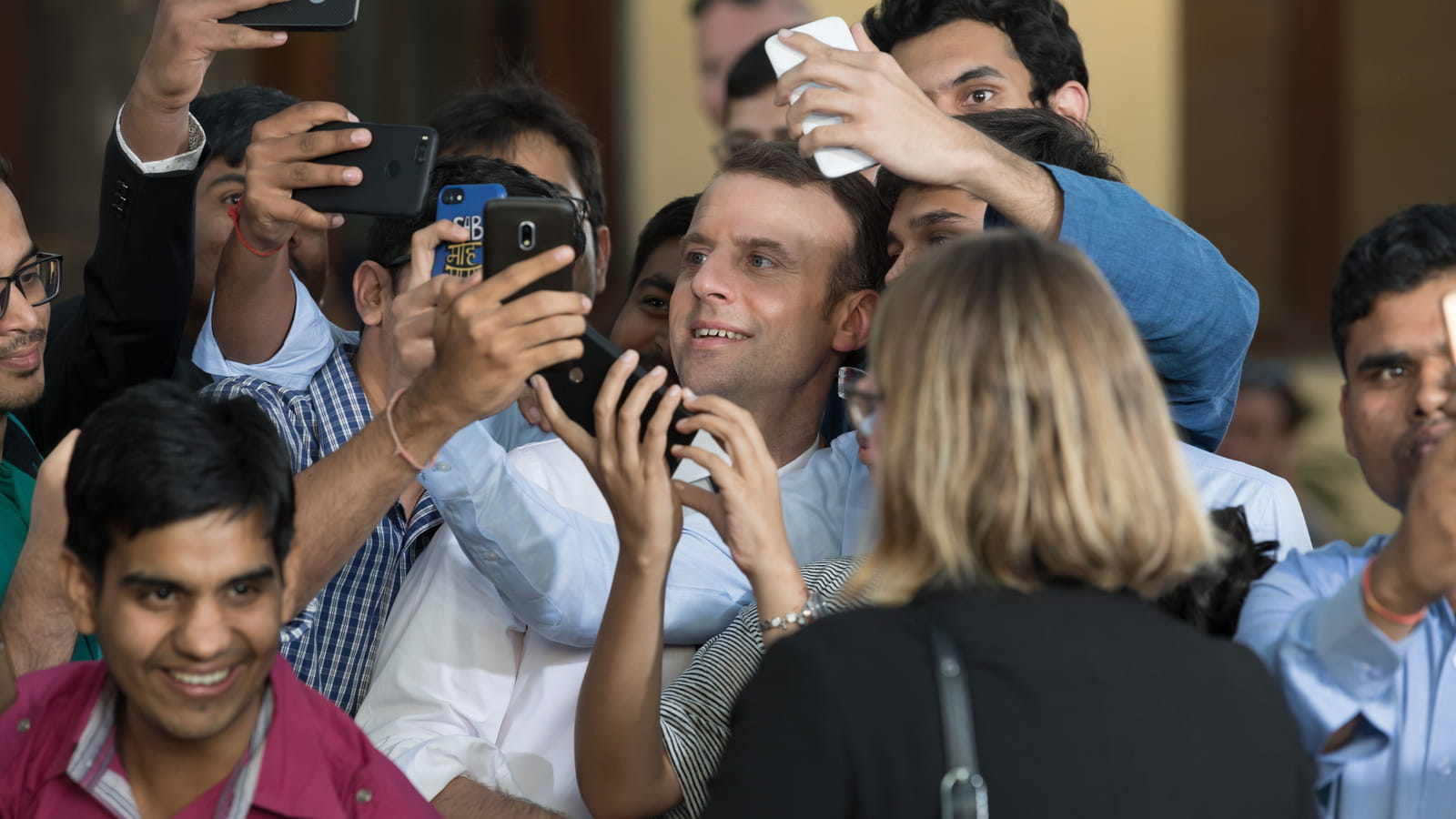 Emmanuel Macron assailli par les étudiants 
