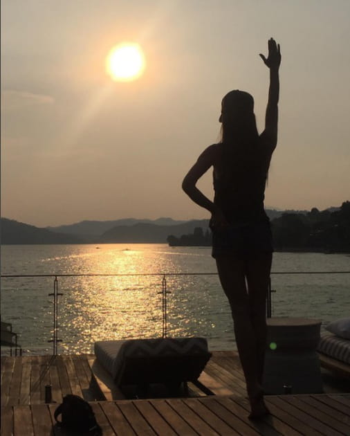 Victoria Beckham salue le soleil