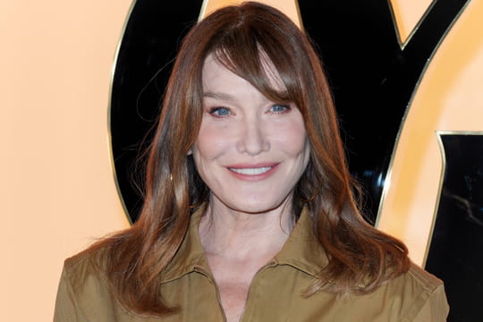 Carla Bruni coupe ses cheveux et tente une frange qui lui donne 10&nbsp;ans en moins&nbsp;!