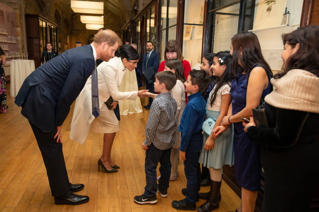 Prince Harry et Meghan Markle saluent des enfants au Musée d'Histoire Naturelle de Londres
