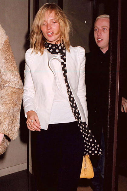 Avant&nbsp;: Kate Moss &agrave; 26&nbsp;ans en veste blanche et foulard &agrave; pois