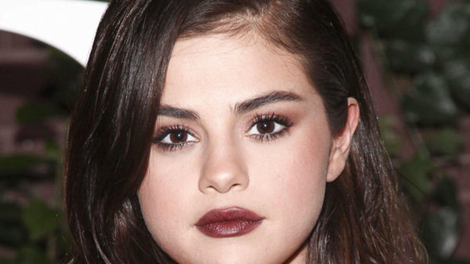 Selena Gomez en brune