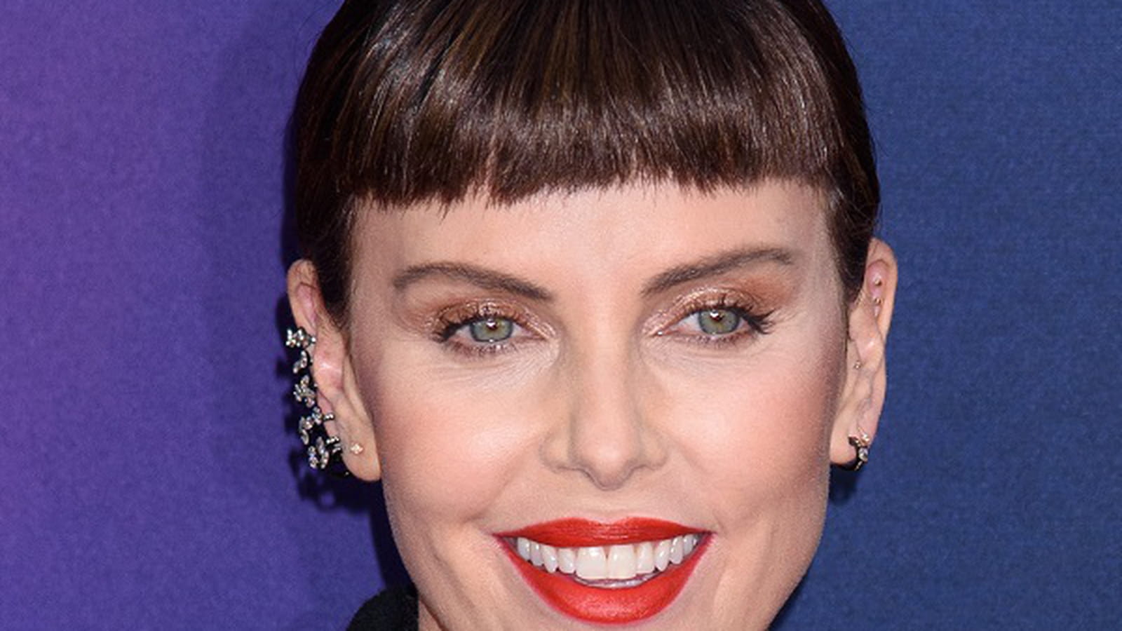 Charlize Theron en brune