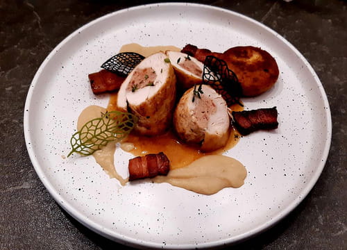 Ballottine de poulet aux lardons, mousseline de coco