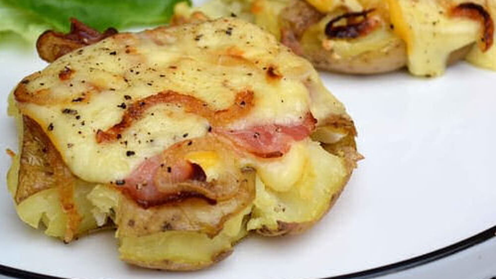 Pommes de terre tapées au fromage à raclette, lard fumé et oignons grillés