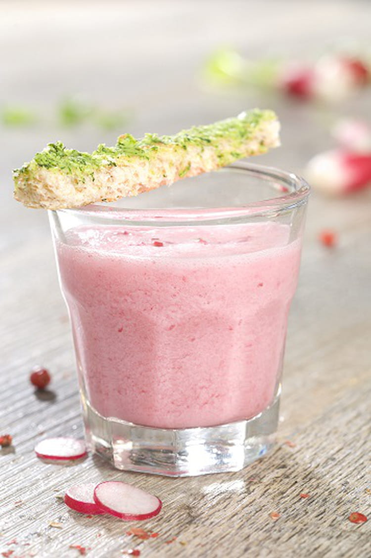 Recette de Soupe froide de radis rose, mouillette de beurre à la fane
