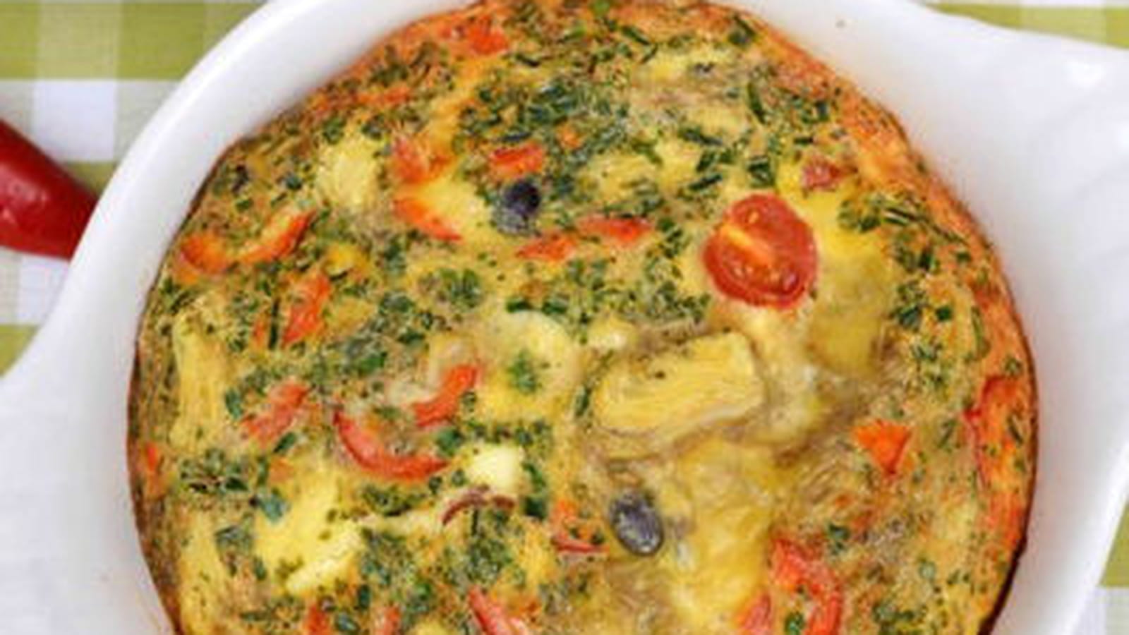 Frittata à la feta, tomates cerise, olives et coeurs d'artichauts