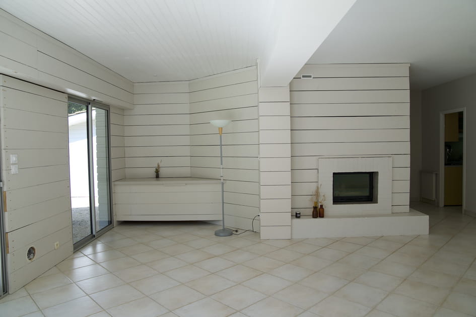 Avant&nbsp;: un salon terne c&ocirc;t&eacute; chemin&eacute;e