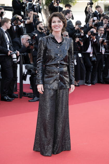 Ir&egrave;ne Jacob en ensemble paillet&eacute; Chanel