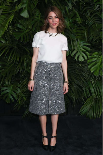 Sofia Coppola en blouse blanche et jupe de tweed brillante