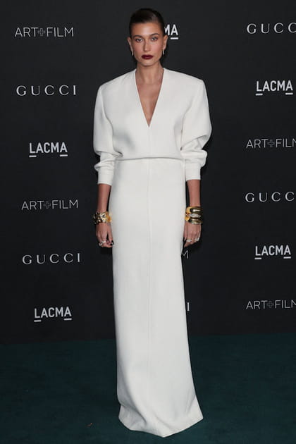 Hailey Bieber en robe longue blanche à manches bouffantes