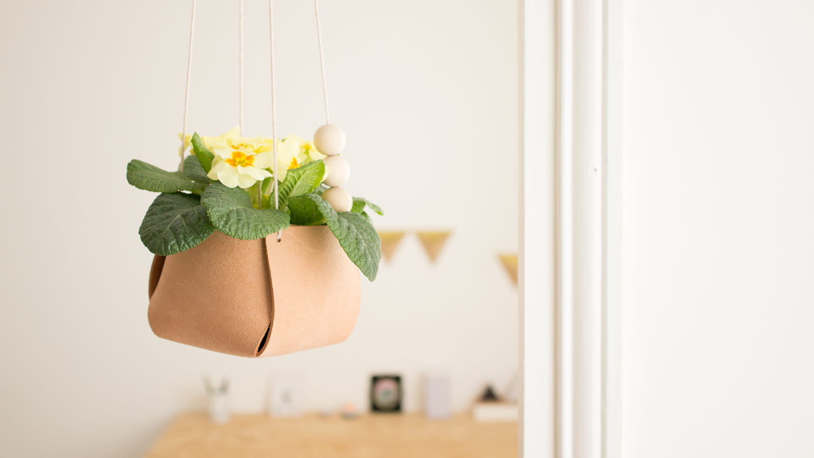 Cache-pot suspendu en cuir