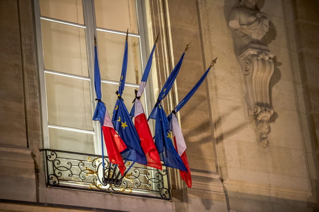 Les drapeaux étaient en bernes ce jeudi pour signifier le deuil de la Nation