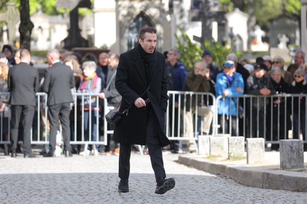 J&eacute;r&eacute;my Ferrari, tout de noir v&ecirc;tu, arrive aux obs&egrave;ques d'Isabelle Mergault
