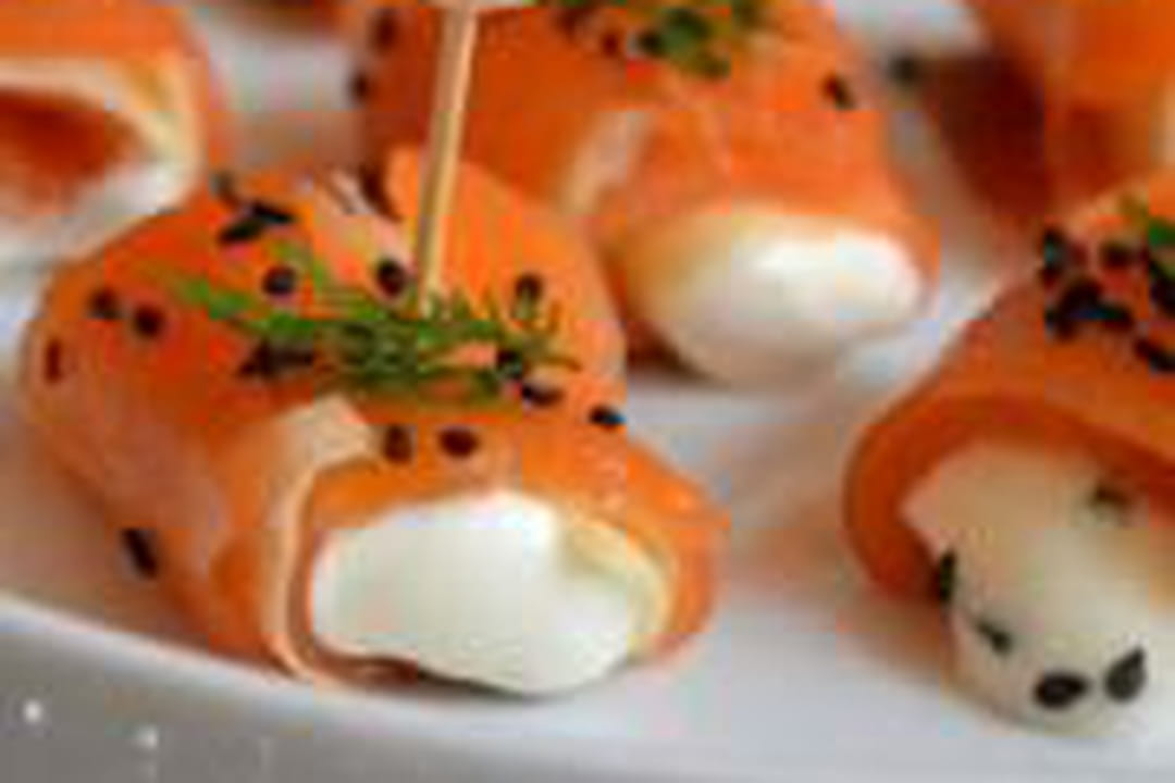 Roulades de saumon fumé, pomme et fromage frais