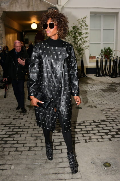 FLOP : Naomi Campbell en manteau long à oeillets