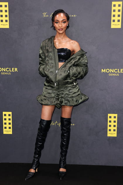 Jourdan Dunn en veste et minijupe coordonn&eacute;es et cuissardes en cuir au d&eacute;fil&eacute; Moncler Genius