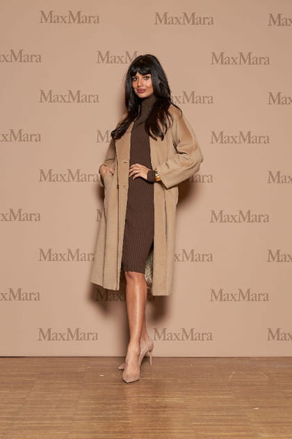 Jameela Jamil en robe moulante marron