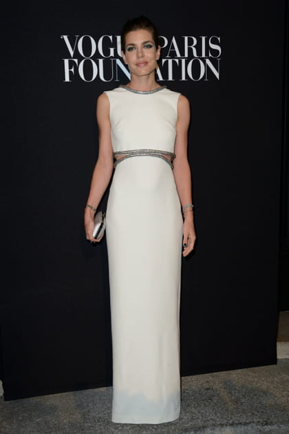 Charlotte Casiraghi en robe longue blanche &agrave; liser&eacute;s brillants Gucci