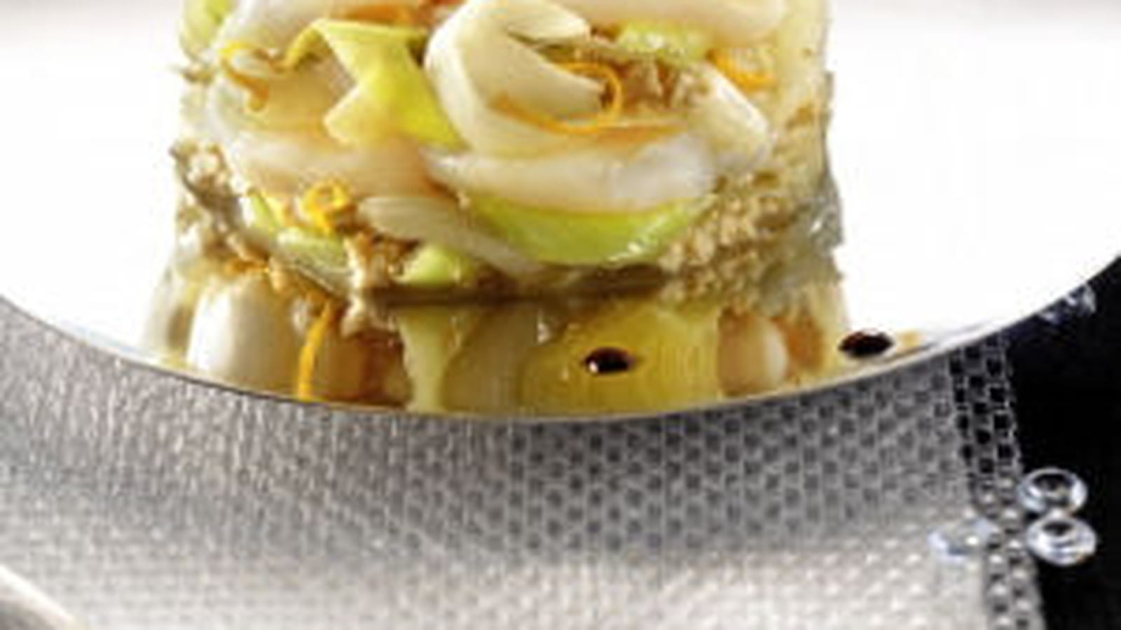 Saint-Jacques aux poireaux, tofu et zestes d'orange