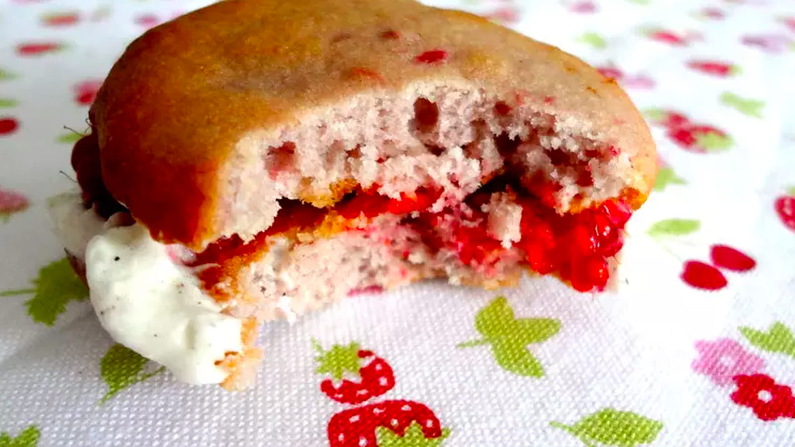 Whoopies aux framboises et à la chantilly