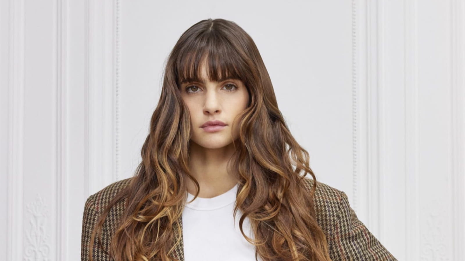 Frange pleine sur cheveux longs