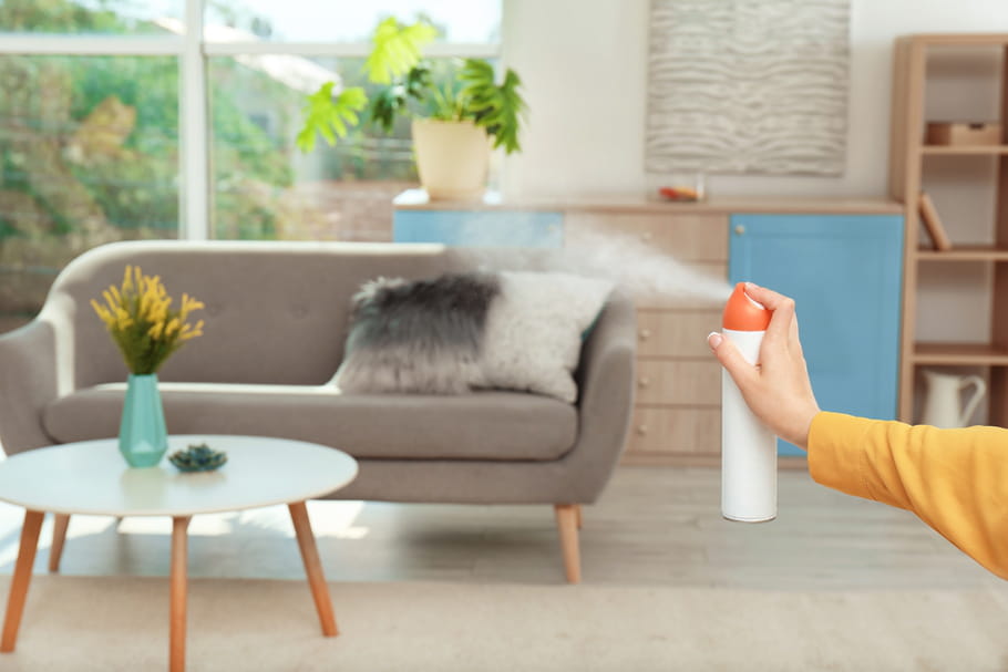 Les sprays et produits ménagers parfumés favorisent l'asthme du bébé