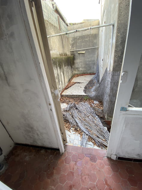 Avant&nbsp;: une courette de 10&nbsp;m&sup2;&nbsp;abandonn&eacute;e