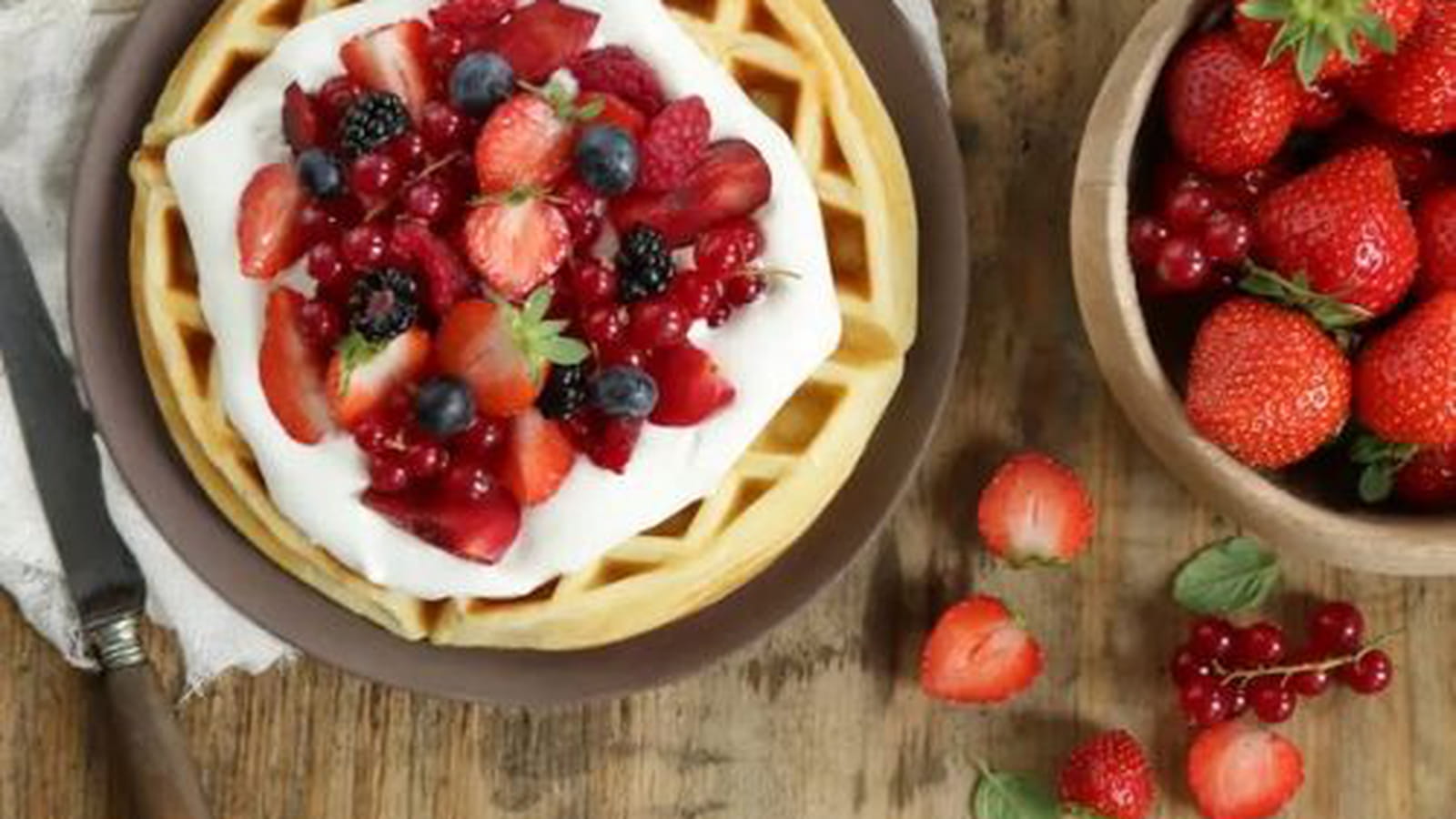 Gaufres aux fruits rouges et à la crème montée au lait de chèvre Lactel®